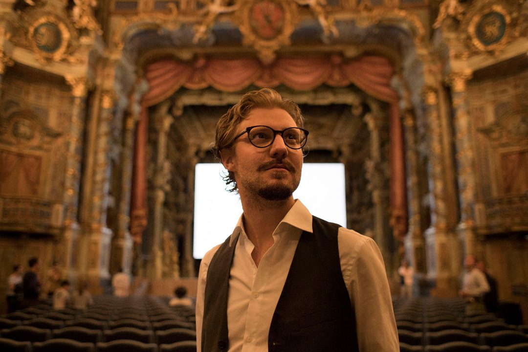 Porträt von Henrik Vorbröker in einem historischen Theatersaal