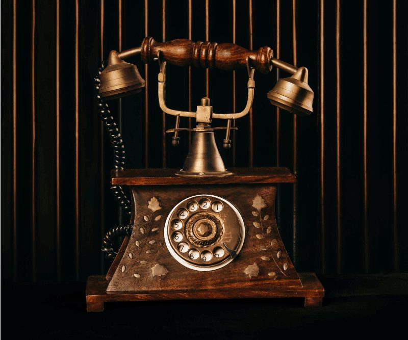 Téléphone ancien en laiton, symbole de la prise de contact